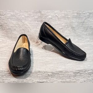 SAS Simplify narrow black leather comfort loafer flats